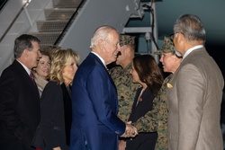 President, First Lady serve service members and families for Friendsgiving [Image 14 of 18]
