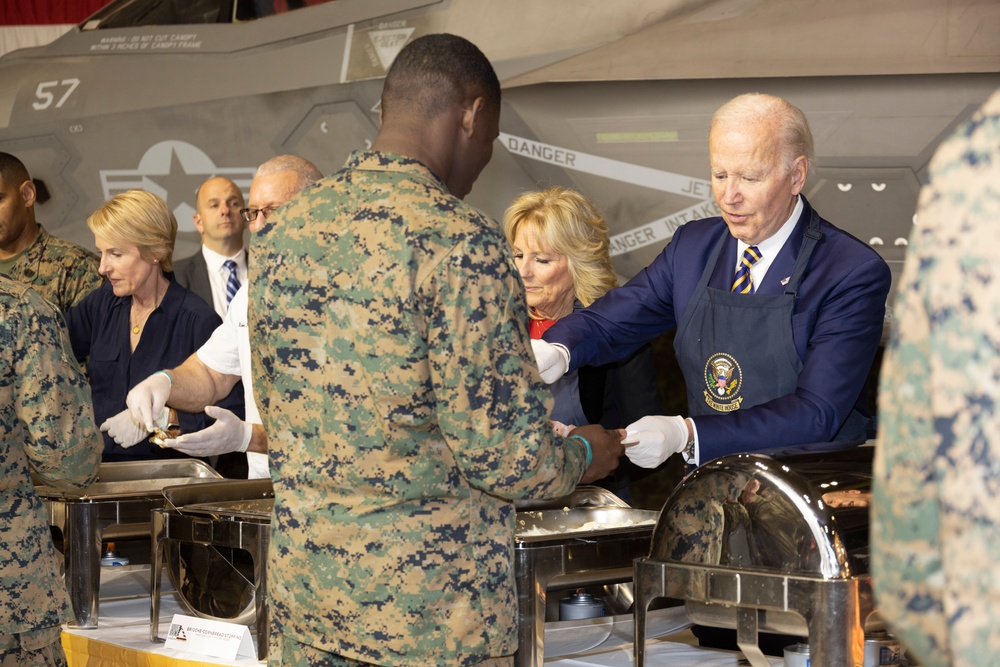 President, First Lady serve service members and families for Friendsgiving