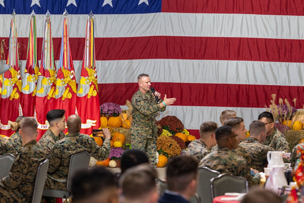 President, First Lady serve service members and families for Friendsgiving