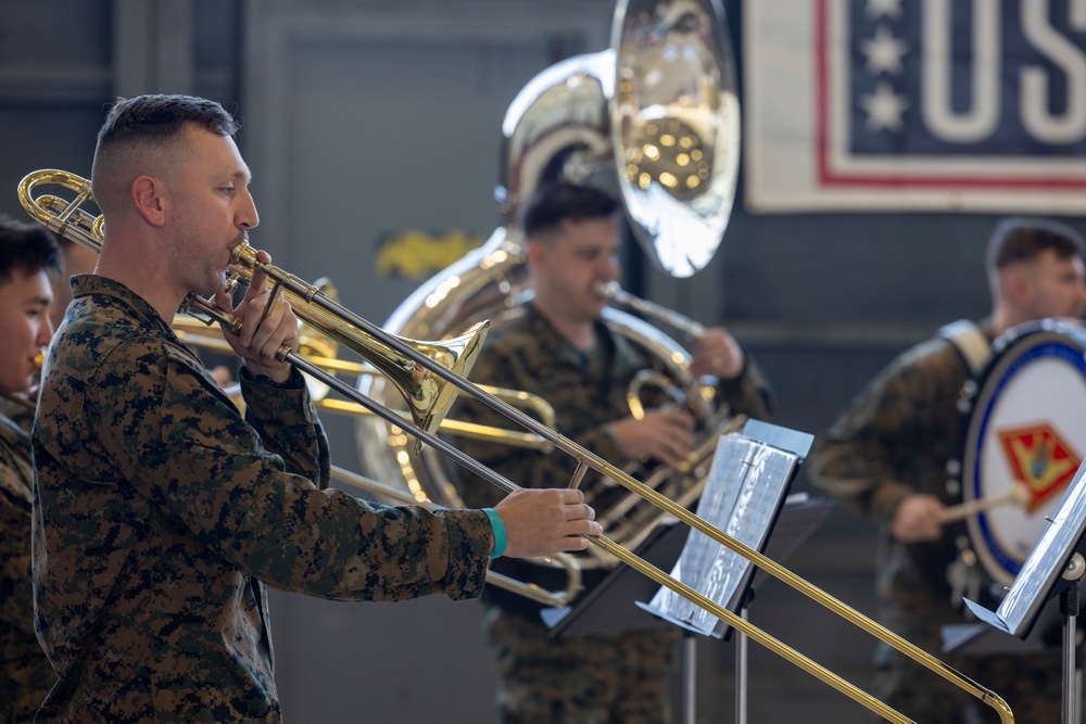 President, First Lady serve service members and families for Friendsgiving