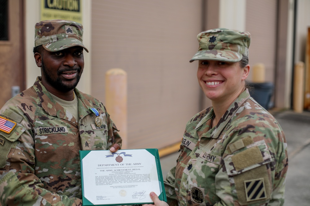 Safety Briefs and Awards: 3rd Sustainment Brigade Breaks for Long Weekend