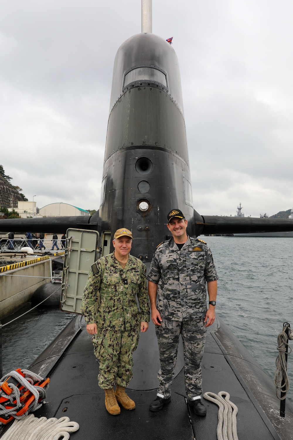 Commander, Submarine Group 7 Tours HMAS Farncomb