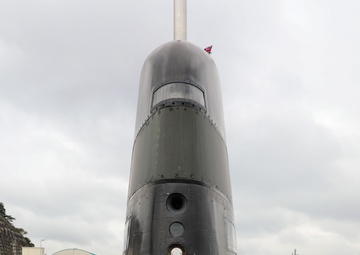 Commander, Submarine Group 7 Tours HMAS Farncomb
