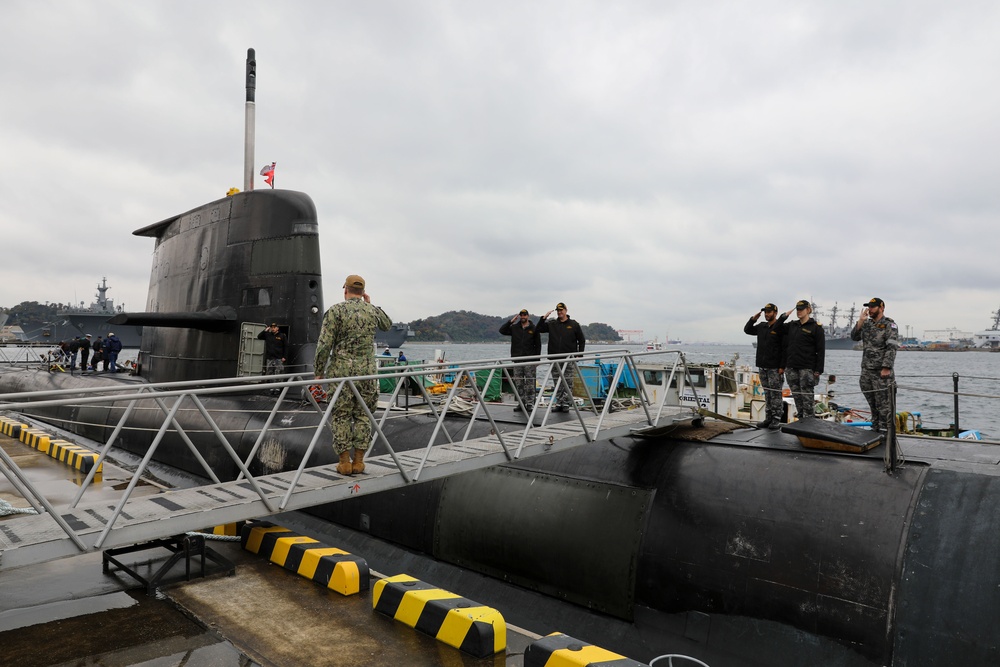 Commander, Submarine Group 7 Tours HMAS Farncomb