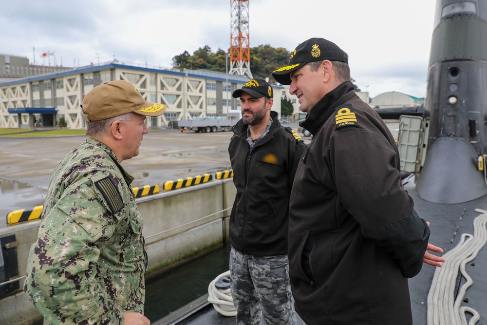 Commander, Submarine Group 7 Tours HMAS Farncomb