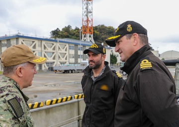 Commander, Submarine Group 7 Tours HMAS Farncomb