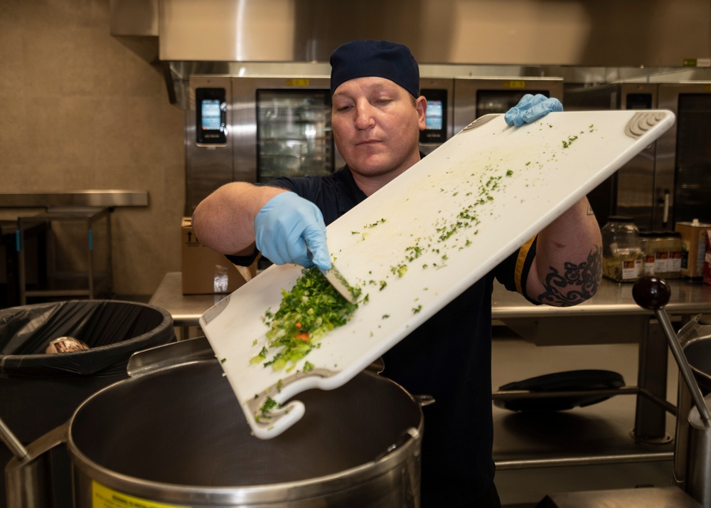 Sailors prepare Thanksgiving meal at NCBC Gulfport