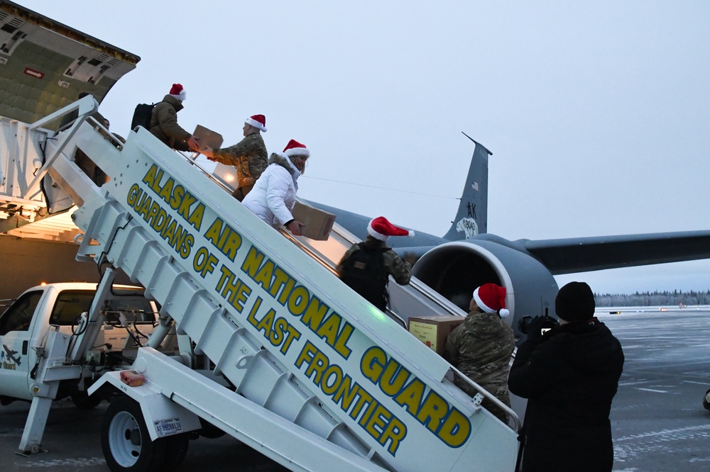 Alaska Air and Army National Guardmen serve as elves and deliver Holiday packages to Minto