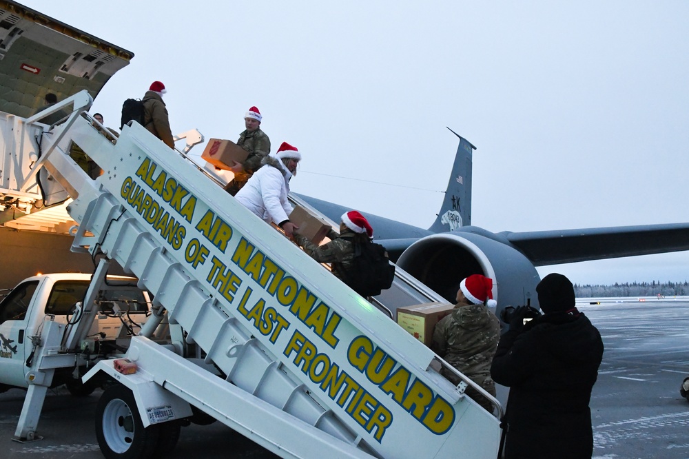 Alaska Air and Army National Guardmen serve as elves and deliver Holiday packages to Minto