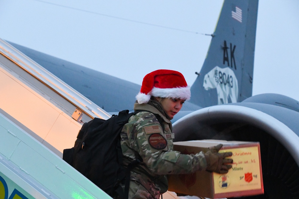 Alaska Air and Army National Guardsmen serve as elves and deliver Holiday packages to Minto