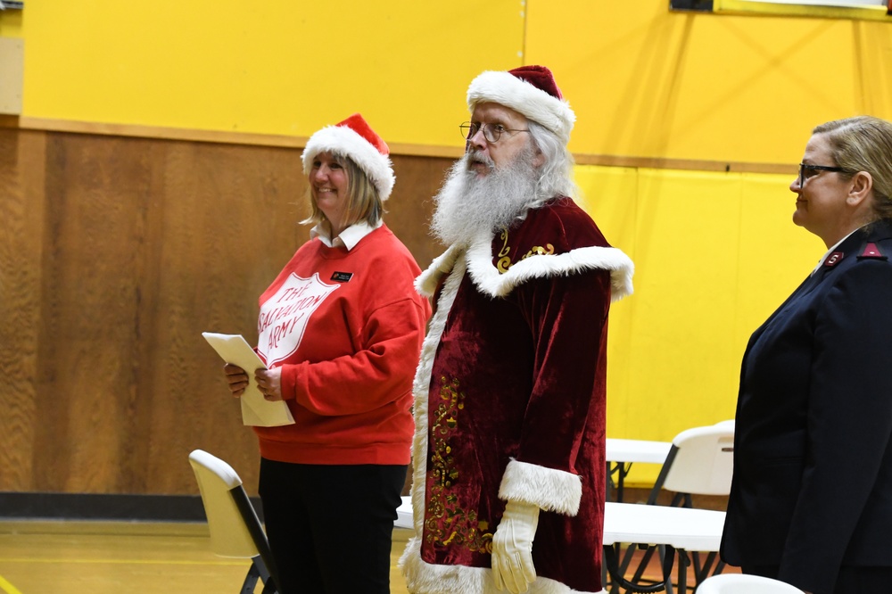 Alaska Air and Army National Guardsmen serve as elves and deliver Holiday packages to Minto
