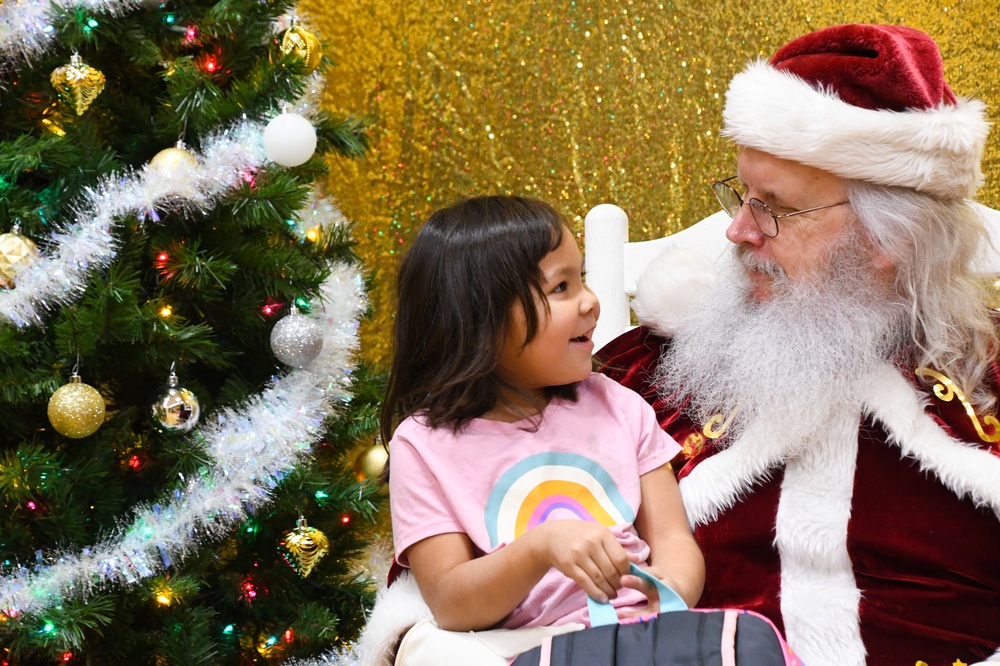 Alaska Air and Army National Guardsmen serve as elves and deliver Holiday packages to Minto
