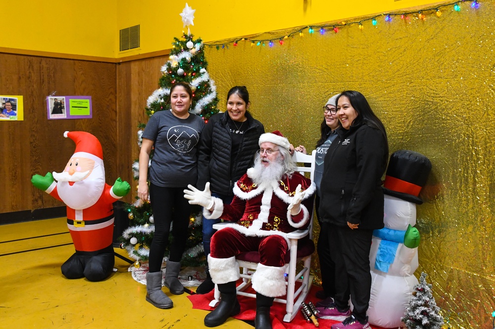 Alaska Air and Army National Guard serve as elves and deliver Holiday packages to Minto