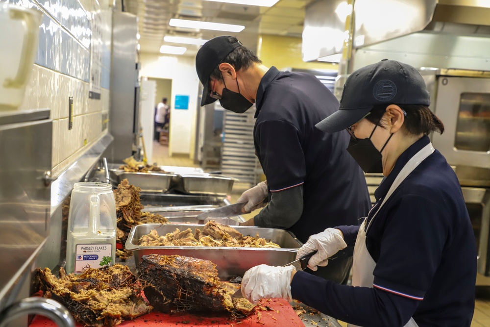 2ID/RUCD Thanksgiving serves the Troops