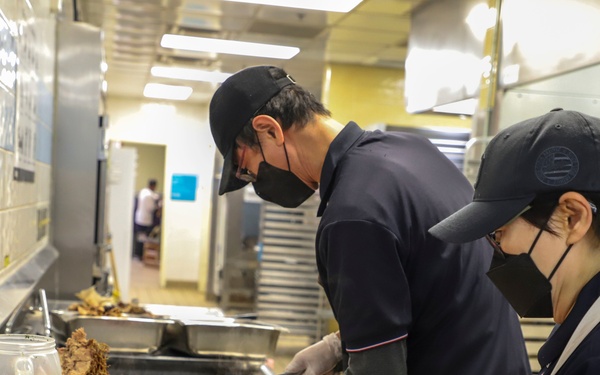 2ID/RUCD Thanksgiving serves the Troops