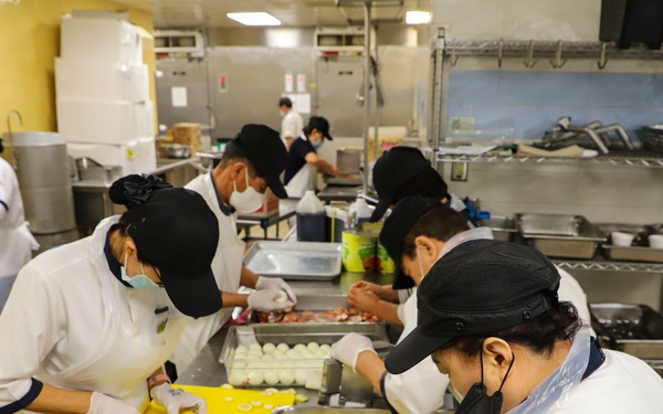 2ID/RUCD Thanksgiving serves the Troops