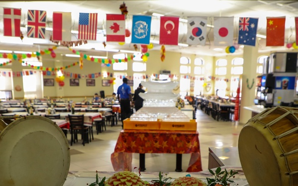 2ID/RUCD Thanksgiving serves the Troops