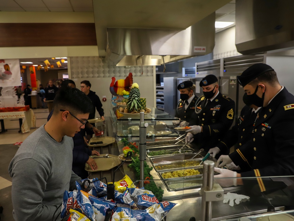 2ID/RUCD Thanksgiving serves the Troops