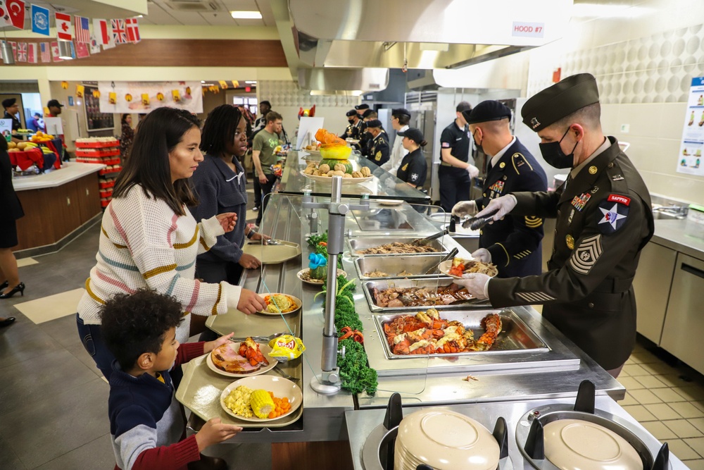 2ID/RUCD Thanksgiving serves the Troops