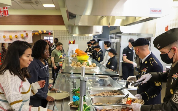 2ID/RUCD Thanksgiving serves the Troops