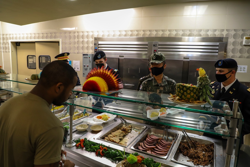 2ID/RUCD Thanksgiving serves the Troops