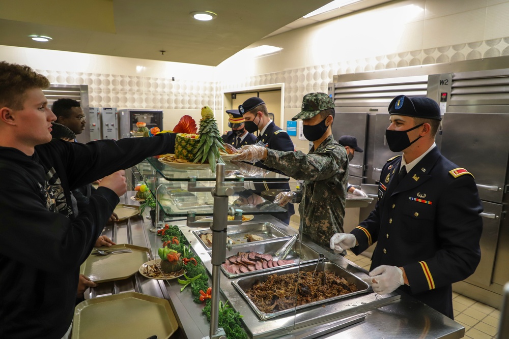 2ID/RUCD Thanksgiving serves the Troops