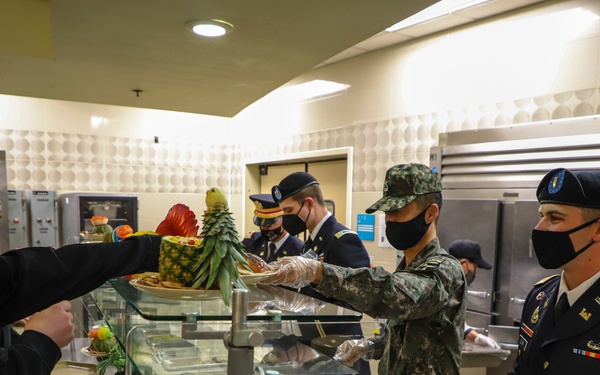 2ID/RUCD Thanksgiving serves the Troops