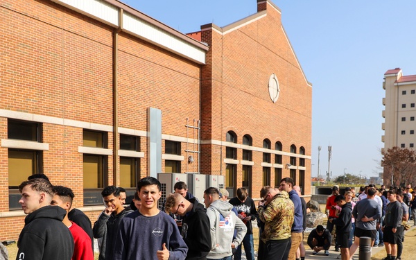 2ID/RUCD Thanksgiving serves the Troops