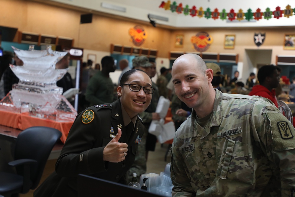 2ID/RUCD Thanksgiving serves the Troops