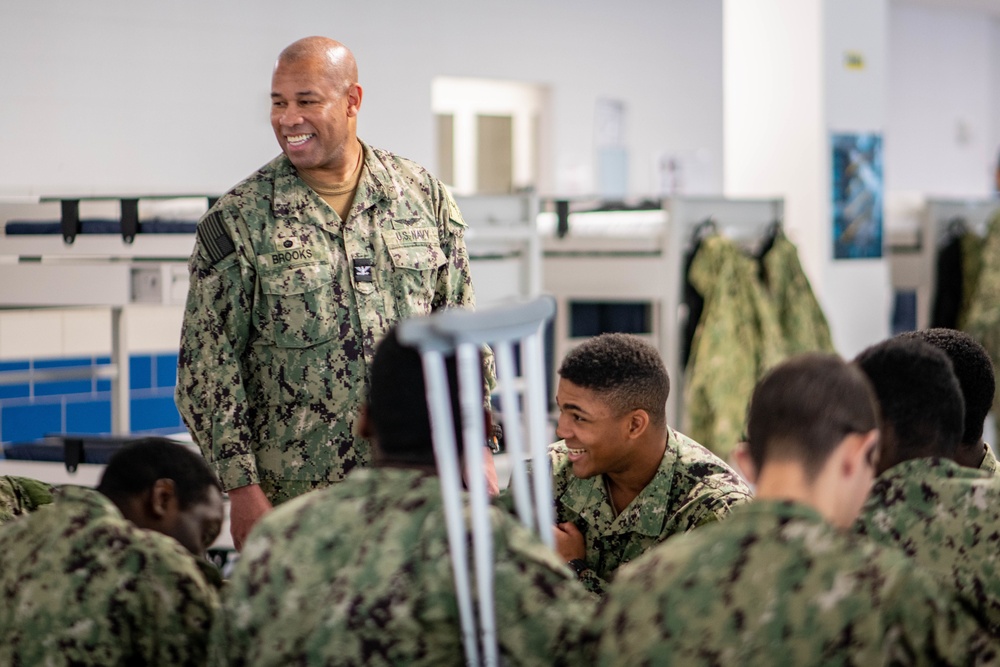 Commanding Officer Visits Recruits on Thanksgiving