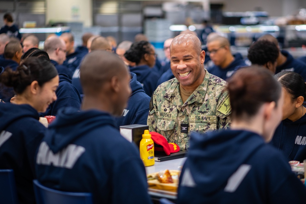 Commanding Officer Visits Recruits on Thanksgiving