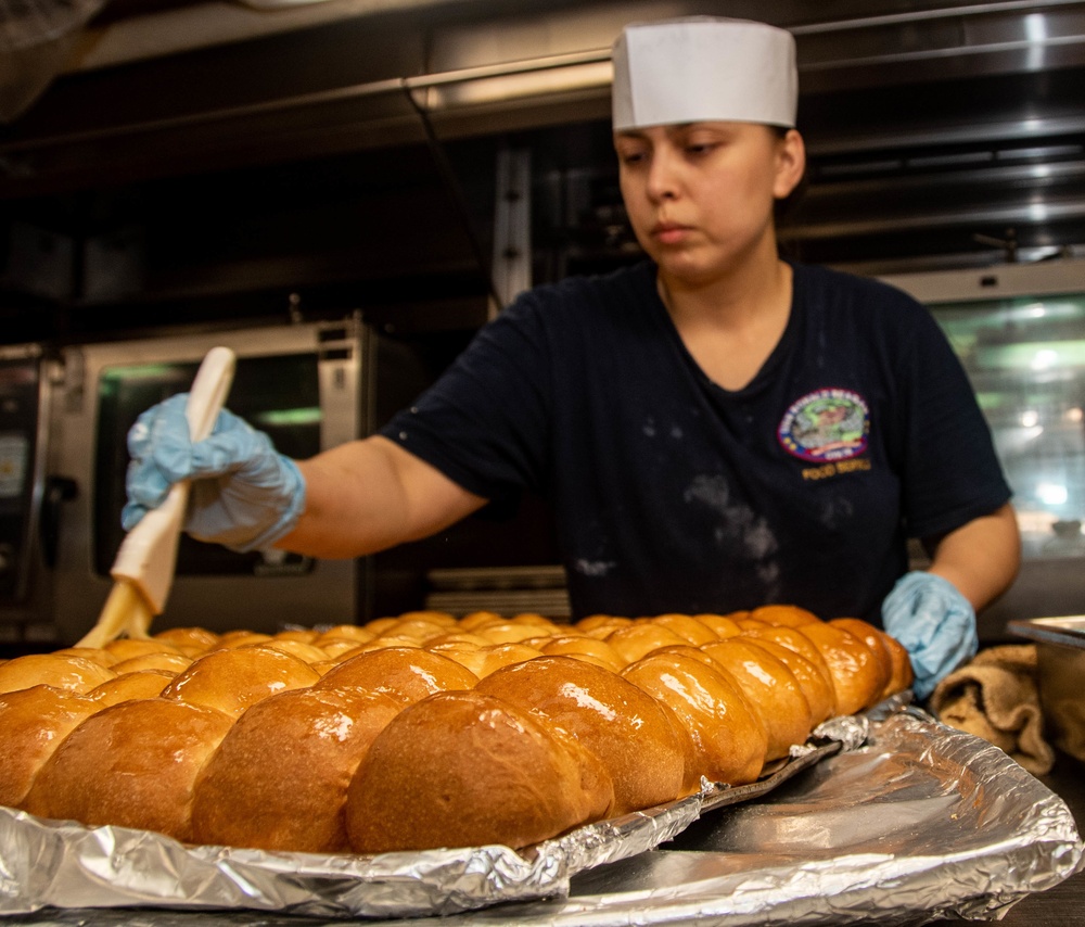 USS Ronald Reagan (CVN 76) Sailors prepare Thanksgiving feast