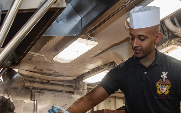 USS Ronald Reagan (CVN 76) Sailors prepare Thanksgiving feast