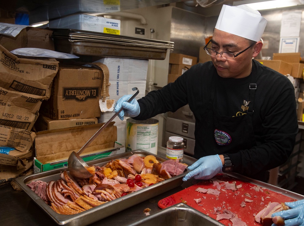 USS Ronald Reagan (CVN 76) prepares for Thanksgiving meal