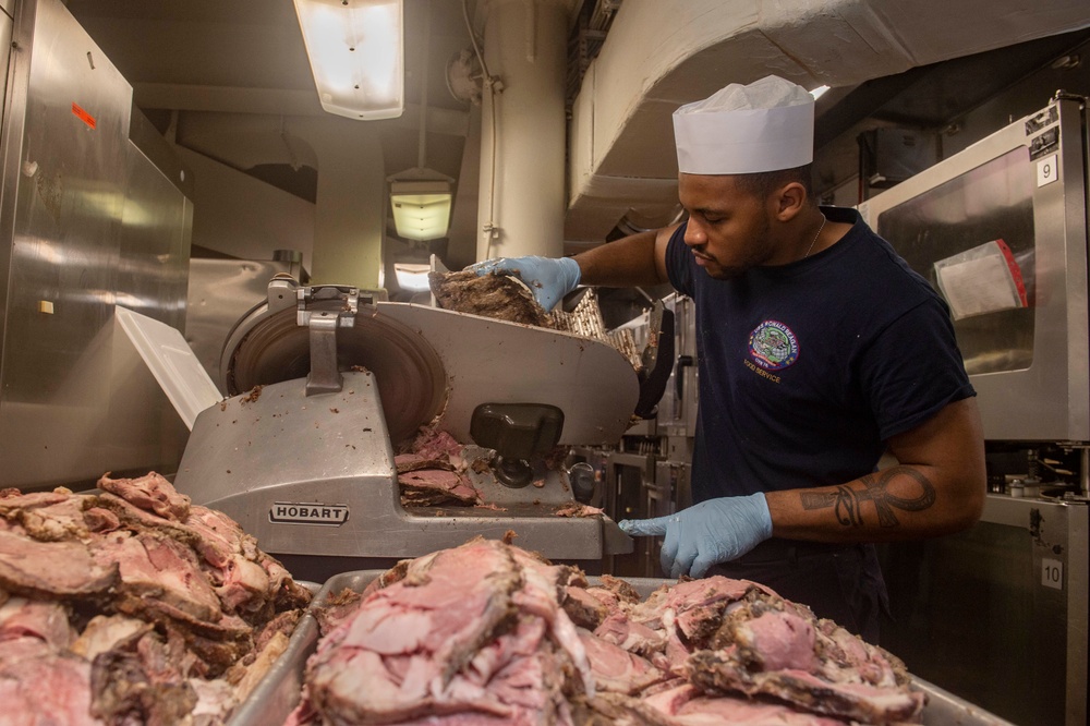 USS Ronald Reagan (CVN 76) prepares for Thanksgiving meal