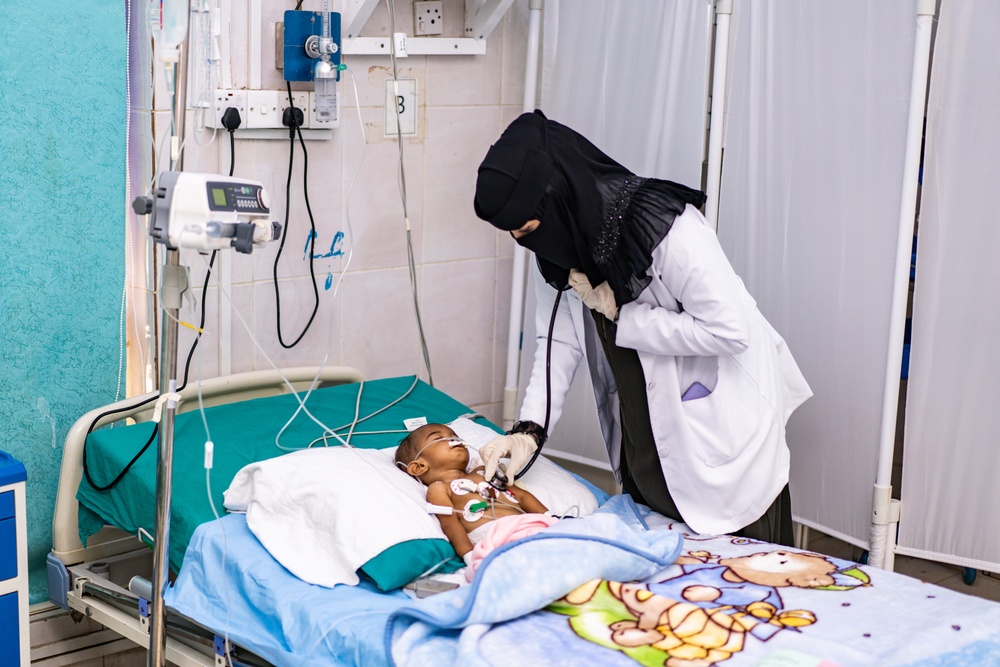 USAID and WHO supply oxygen for hospital patients in Yemen.