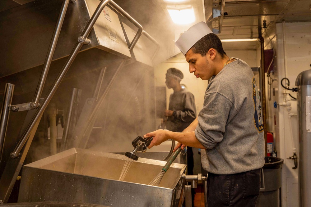 Sailors Aboard USS Leyte Gulf (CG 55) Prepare Thanksgiving Dinner