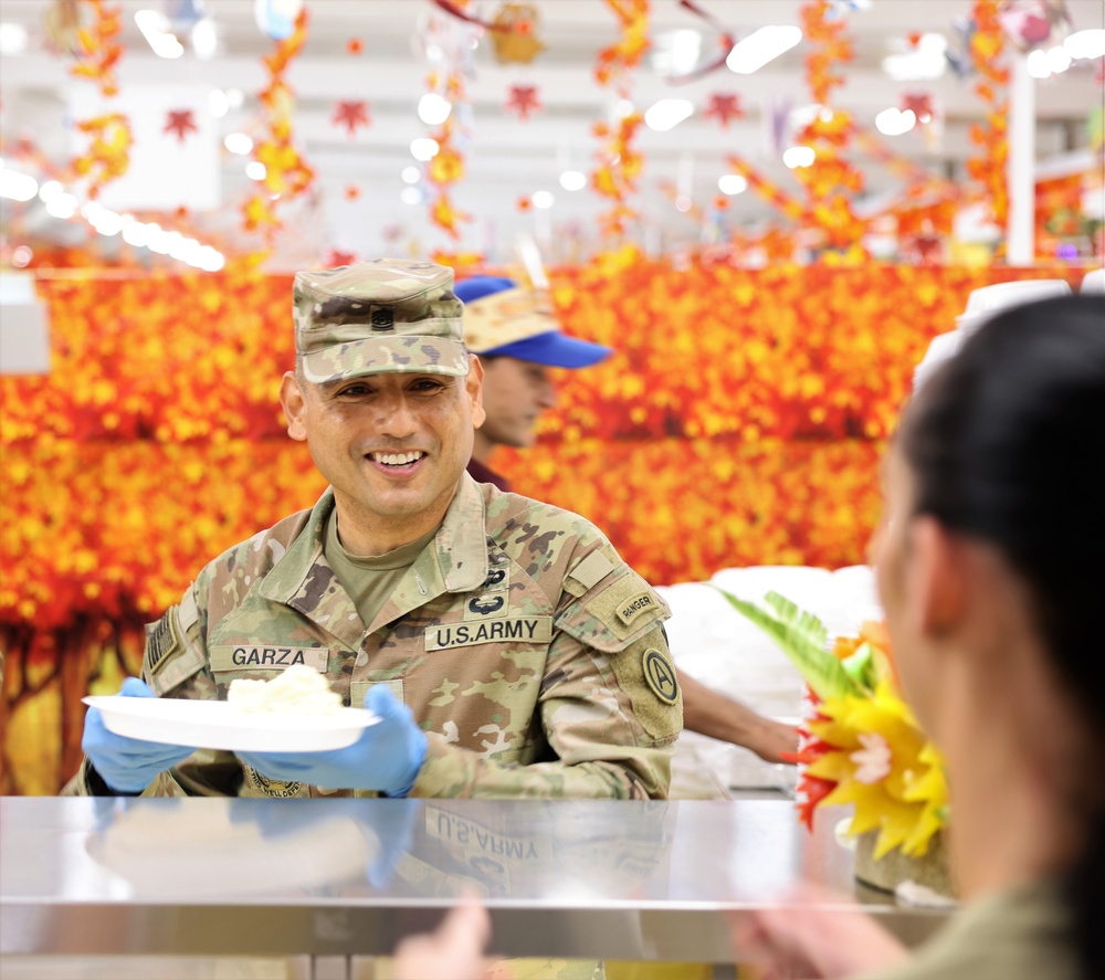 Lt. Gen. Patrick D. Frank and Command Sgt. Maj. Jacinto Garza serve Thanksgiving meals, 2022