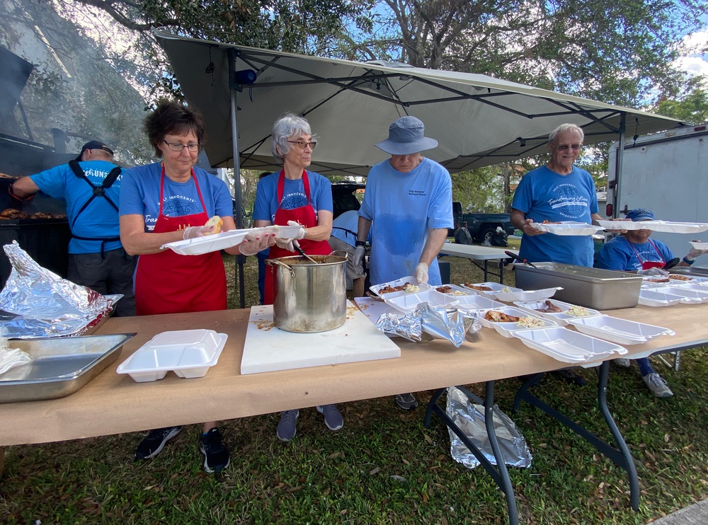 Volunteers Hand Out Meals to Residents in Need