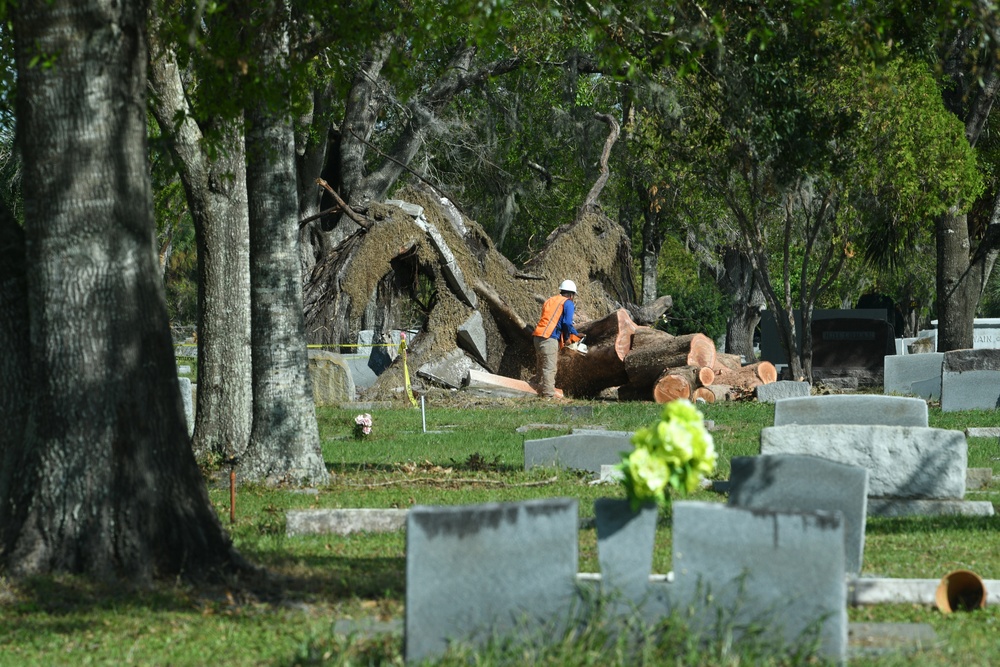 Crews Work to Pick Up Debris Following Hurricane ian