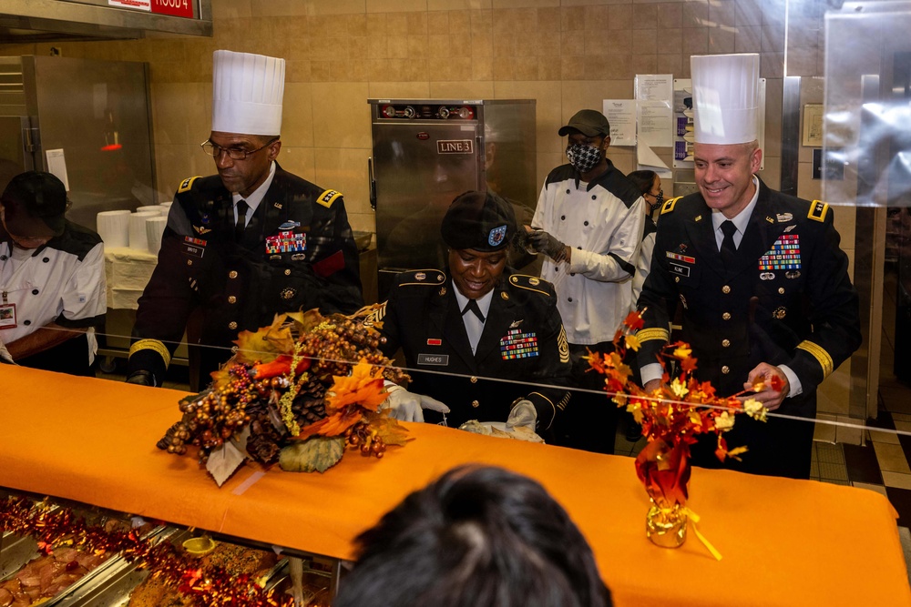 DVIDS - Images - Leaders thanksgiving serving