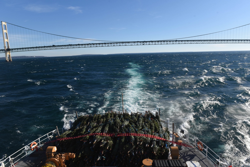 USCGC Mackinaw (WLBB 30) 2022 Christmas Tree Run