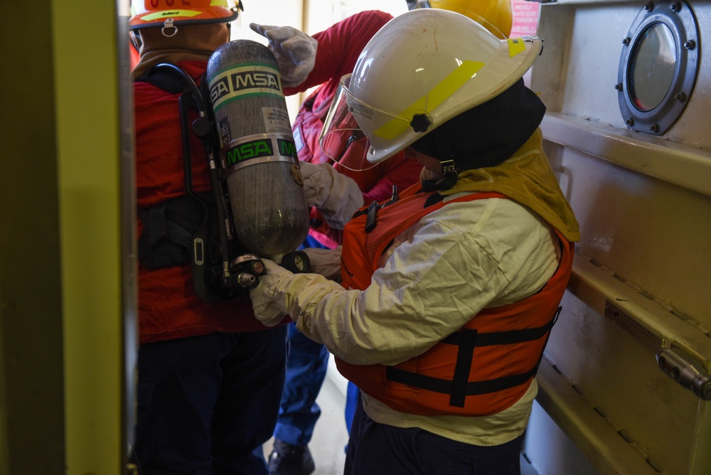 USCGC Mackinaw (WLBB 30) 2022 Christmas Tree Run