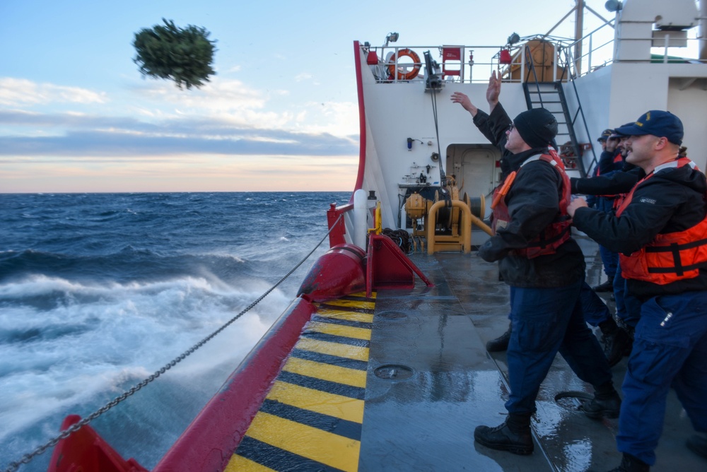 USCGC Mackinaw (WLBB 30) 2022 Christmas Tree Run