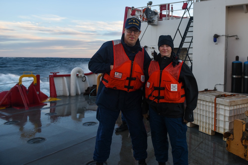 USCGC Mackinaw (WLBB 30) 2022 Christmas Tree Run