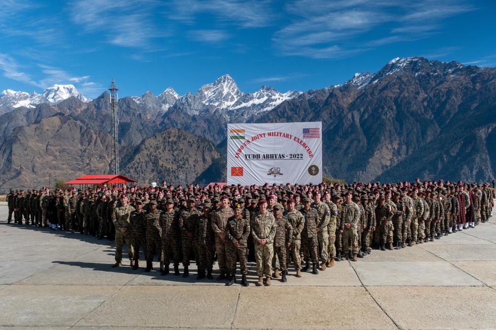 US and Indian Soldiers Pose for Yudh Abhyas Opening Ceremony