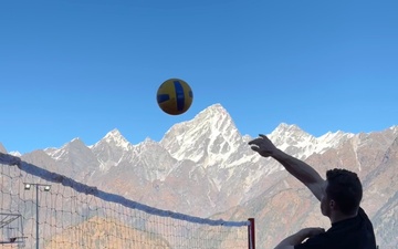 U.S., Indian Soldiers Play Volleyball