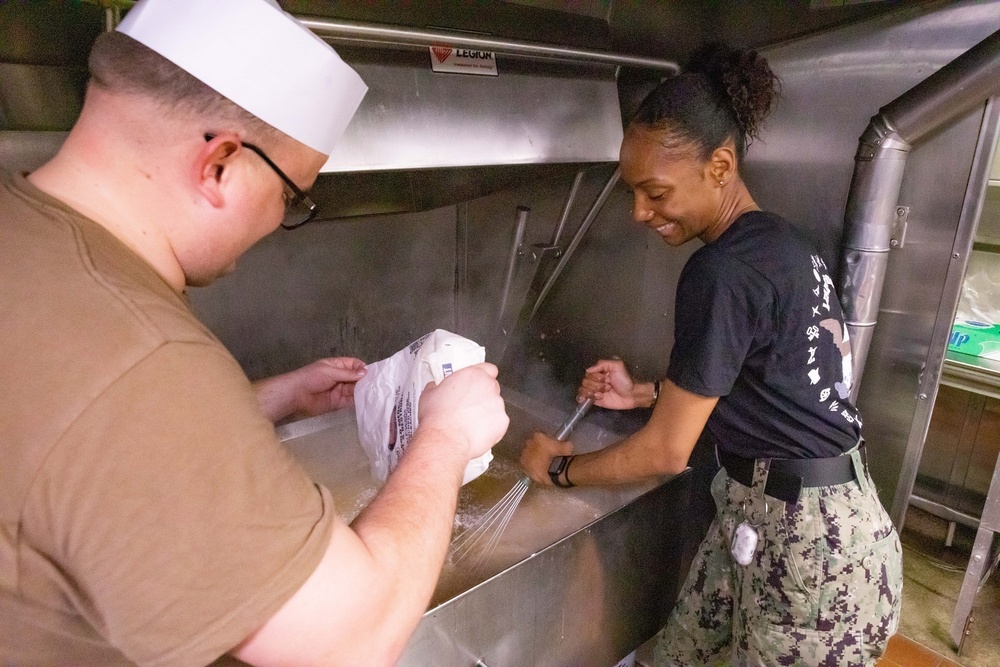 USS Truxtun (DDG 103) Celebrates Thanksgiving