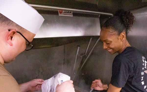 USS Truxtun (DDG 103) Celebrates Thanksgiving