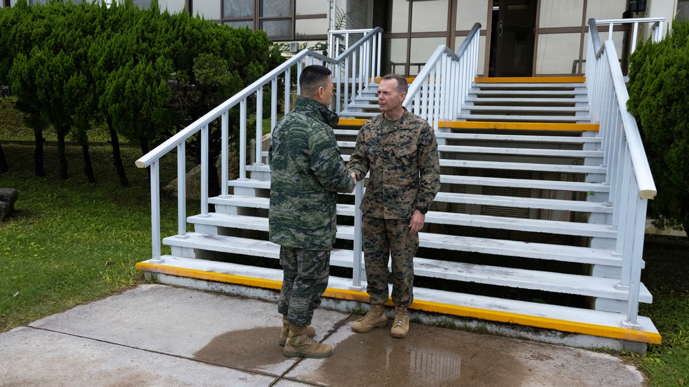Maj. Gen. Jay Bargeron meets with Maj. Gen. Im Sungguen